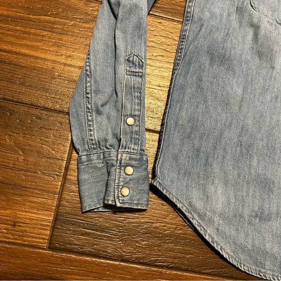 Levi’s Classic Fit Women’s Small Shirt Pearl Snap Button Down Closure - Picture 4 of 11